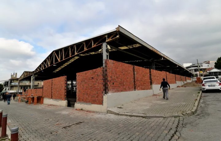 Bornova’da Pazaryerleri Yenileniyor: Alışverişe Konfor Dokunuşu