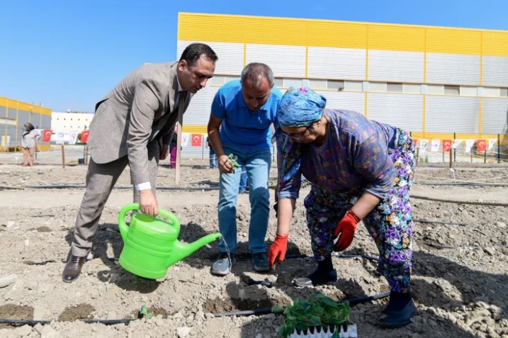 İzmir Bornova’da Kent Bostanları Kadınlara Yeni Fırsatlar Sunuyor