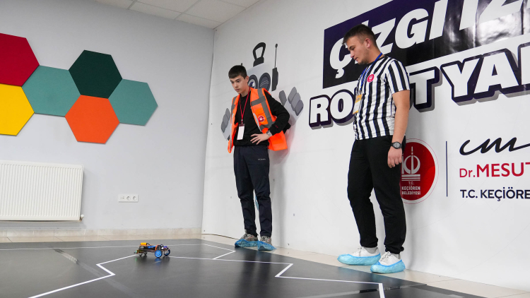 Robot Yarışmasında Ödüller Sahiplerini Buldu Robot Yarışmasında En İyi Robotlar Ödüllerini Aldı