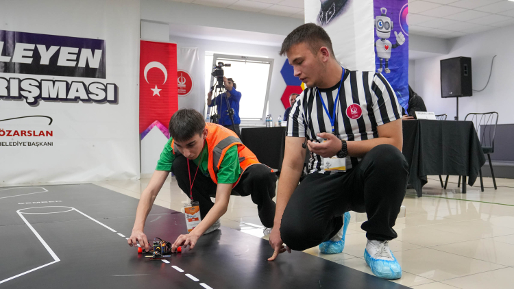 Robot Yarışmasında Ödüller Sahiplerini Buldu Robot Yarışmasında En İyi Robotlar Ödüllerini Aldı