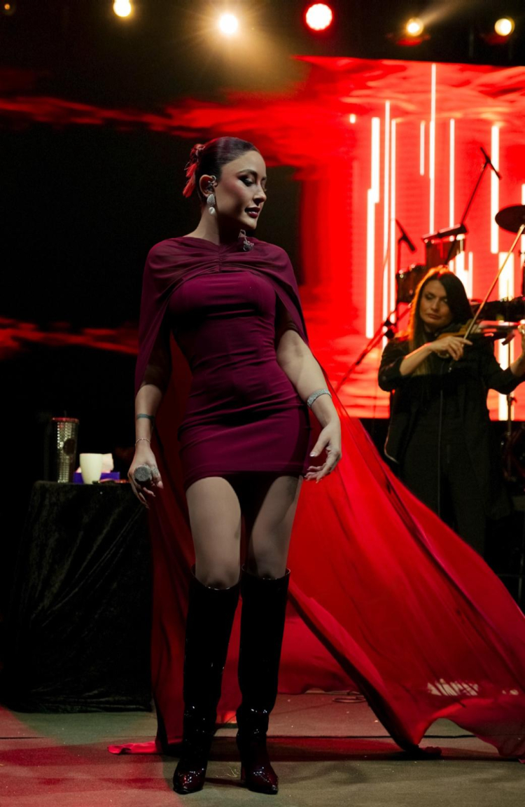 Melek Mosso’dan Anlamlı Konser