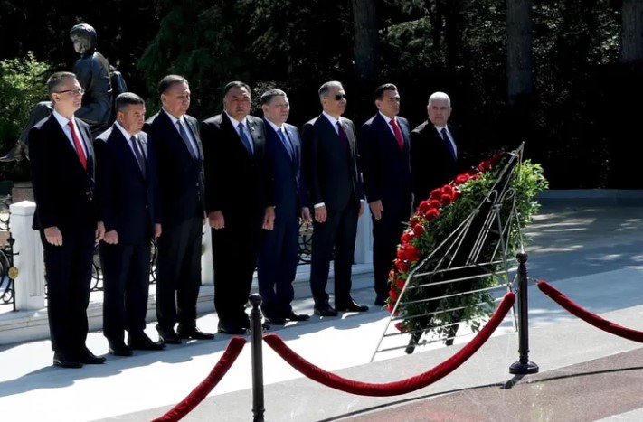 Bakan Yerlikaya’dan Haydar Aliyev’in Kabrine Anlamlı Ziyaret