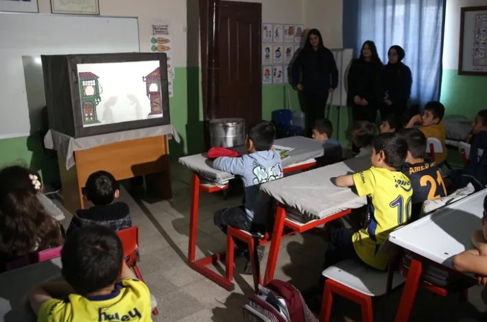 Bitlisli liseliler, geleneksel oyunu köylerde sahneliyor