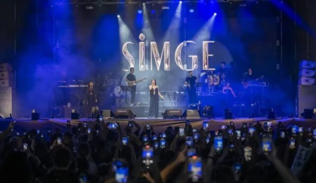 Mersin’de Gençlik Bayramı Simge Konseriyle Taçlandı Mersin’de Gençlik Bayramı Simge Konseriyle Taçlandı