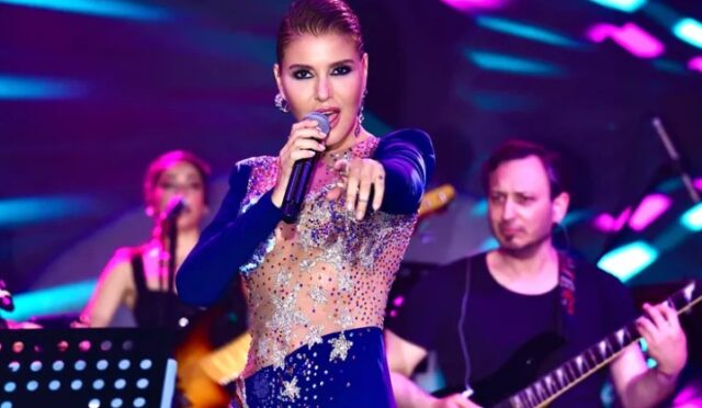 Gülben Ergen'den Servis Elemanlarına Sahneye Özel Sürpriz