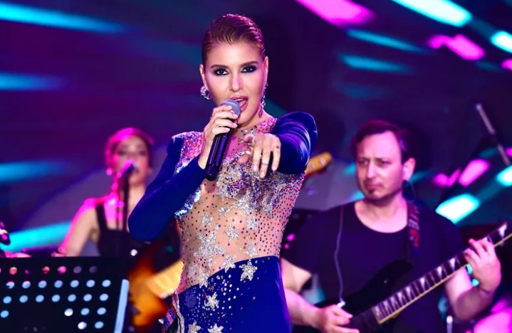 Gülben Ergen’den Servis Elemanlarına Sahneye Özel Sürpriz