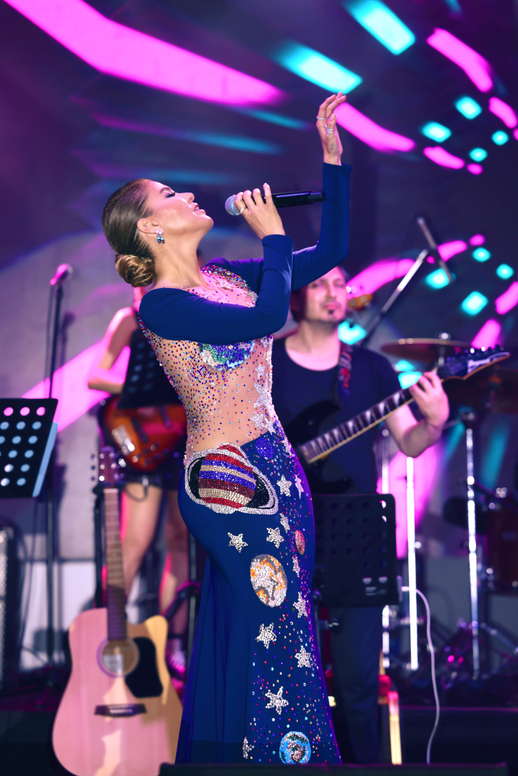 Gülben Ergen'den Servis Elemanlarına Sahneye Özel Sürpriz