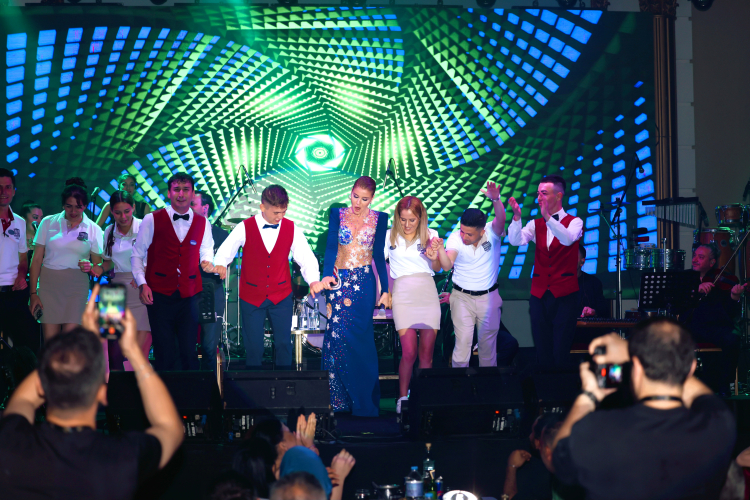 Gülben Ergen'den Servis Elemanlarına Sahneye Özel Sürpriz