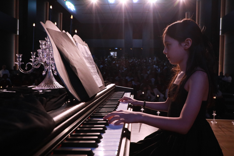 Piyano Eşliğinde Dizi Müzikleri Sanatseverlerle Buluştu