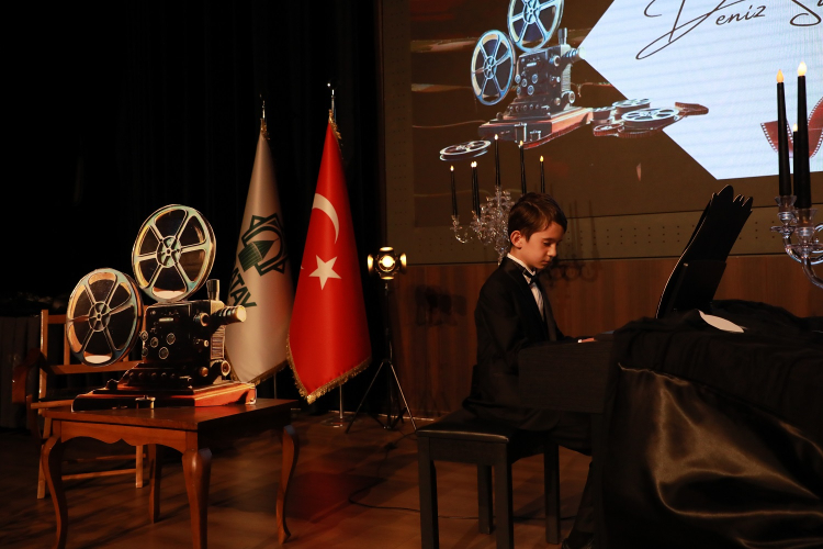 Piyano Eşliğinde Dizi Müzikleri Sanatseverlerle Buluştu