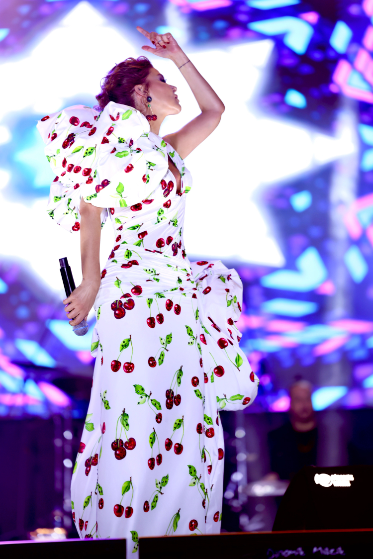 59. Kiraz Festivali’ne Görkemli Final: Gülben Ergen Sahnede