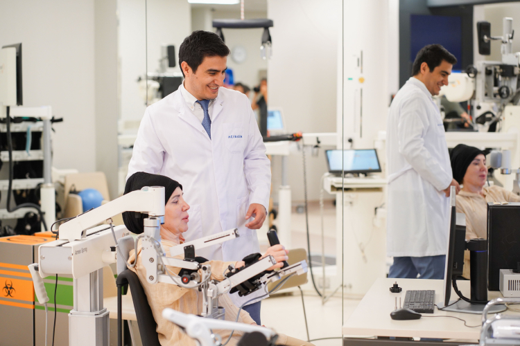 Felçli Hastalar Robot Destekli Tedaviyle Ayağa Kalkıyor