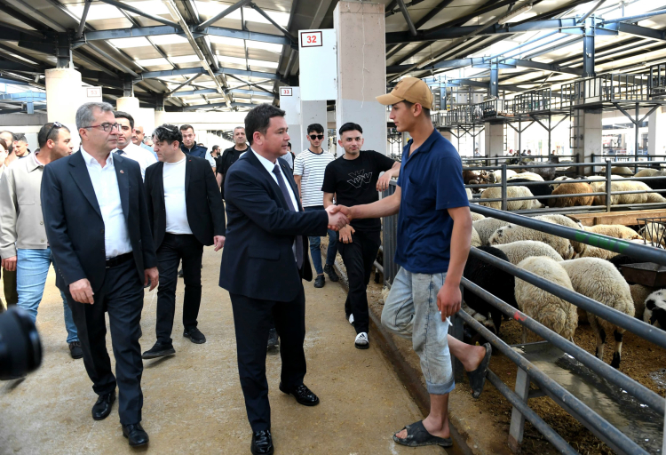 Başkan Aydın’dan Kurban Pazarı Ziyareti