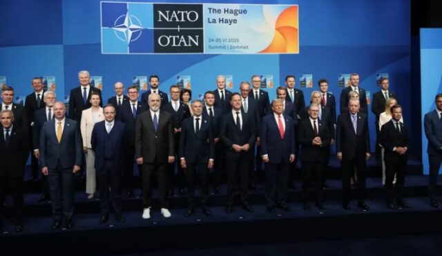 NATO Zirvesi’nde Liderlerden Simgesel Fotoğraf NATO Zirvesi’nde Liderlerden Simgesel Fotoğraf