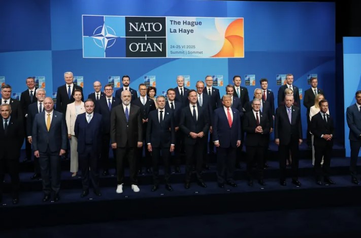 NATO Zirvesi’nde Liderlerden Simgesel Fotoğraf