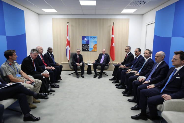 Erdoğan ve Starmer Lahey’de Bir Araya Geldi