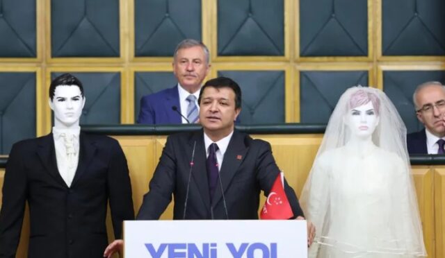 Meclis Kürsüsünde Sürpriz: Arıkan Sunumunu Cansız Mankenlerle Yaptı