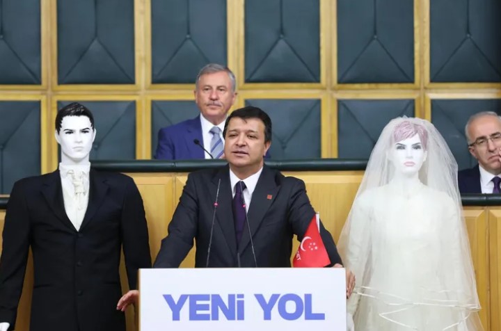 Meclis Kürsüsünde Sürpriz: Arıkan Sunumunu Cansız Mankenlerle Yaptı