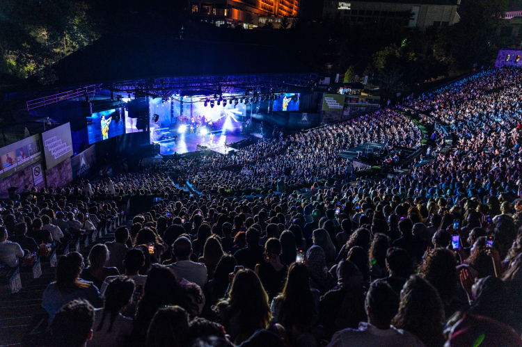 Harbiye'de Yazın Vazgeçilmezi: Kenan Doğulu’dan Efsanevi Performans