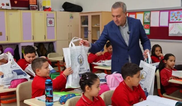 Sivas Belediyesi’nden Öğrencilere Kırtasiye Desteği Sivas Belediyesi’nden Öğrencilere Kırtasiye Desteği