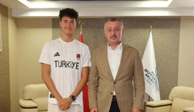 Başkan Büyükakın’dan İzmitli Şampiyona Tebrik Başkan Büyükakın’dan İzmitli Şampiyona Tebrik