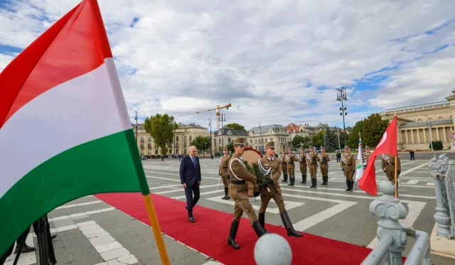 Kurtulmuş, Budapeşte’de Meçhul Asker Anıtı’na Çelenk Sundu