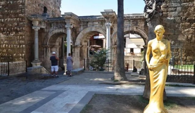 Antalya’da Venüs Heykelleri Şehri Süslemeye Başladı Antalya’da Venüs Heykelleri Şehri Süslemeye Başladı