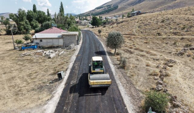 Büyükşehir, Göksun Kırsalındaki Grup Yolunu Yeniledi Büyükşehir, Göksun Kırsalındaki Grup Yolunu Yeniledi
