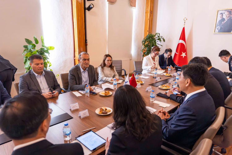 İzmir ve Çin Arasında Yeni Deniz Ticaret Köprüsü Kuruluyor