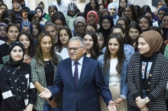 Kayseri Büyükşehir’den Öğrencilere 42 Milyon TL’lik Eğitim Desteği Kayseri Büyükşehir’den Öğrencilere 42 Milyon TL’lik Eğitim Desteği