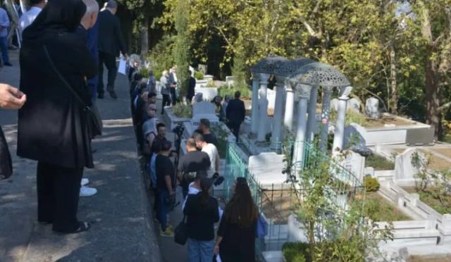Zeki Müren Bursa’da mezarı başında anıldı Zeki Müren Bursa’da mezarı başında anıldı