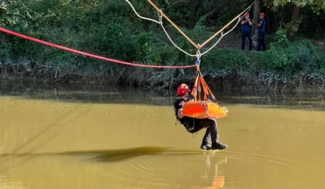 Sakarya Nehri’nde İtfaiyecilerden Nefes Kesen Gösteri