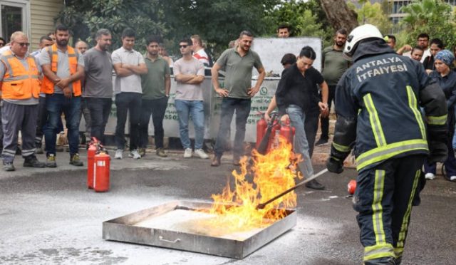 Büyükşehir Personeline Yangın Bilinci ve Tatbikat Eğitimi Büyükşehir Personeline Yangın Bilinci ve Tatbikat Eğitimi