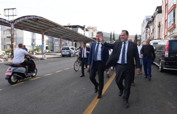 Başkan Dutlulu, Savaştepe Yolu Asfaltını Yerinde Gördü Başkan Dutlulu, Savaştepe Yolu Asfaltını Yerinde Gördü