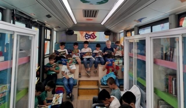 Yaz Tatiline Mobil Çocuk Kütüphanesi Renk Getirdi