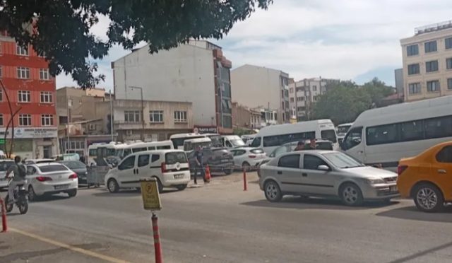 Keşan Köy Garajında Araç Giriş-Çıkışı Trafiği Kilitledi Keşan Köy Garajında Araç Giriş-Çıkışı Trafiği Kilitledi