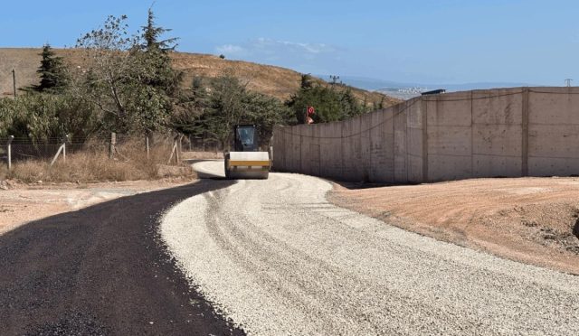 Başkan Akın’dan Anıt Yoluna Asfalt Dokunuşu Başkan Akın’dan Anıt Yoluna Asfalt Dokunuşu