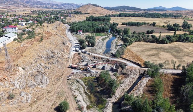 Göksun’daki Modern Köprü Hızla Tamamlanıyor