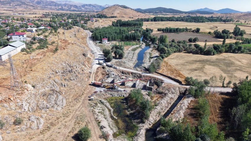 Göksun’daki Modern Köprü Hızla Tamamlanıyor