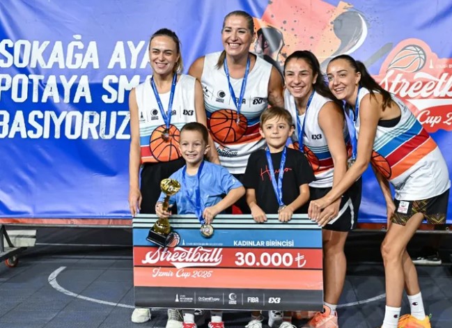 3×3 Streetball İzmir Cup 2025’te Şampiyonlar Ödüllerini Aldı