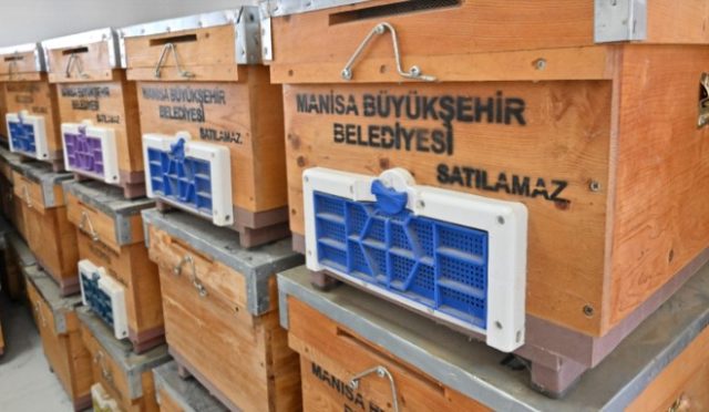 Manisa Büyükşehir’den Kırkağaçlı Kadınlara Kovan ve Ekipman Desteği Manisa Büyükşehir’den Kırkağaçlı Kadınlara Kovan ve Ekipman Desteği
