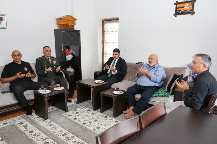 Artvin Vali Vekili Erdoğan, Kıbrıs Gazisini Evinde Ziyaret Etti