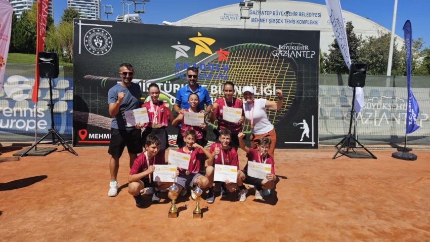 Büyükşehir Tenis Takımı Coşkuyla Kazandı