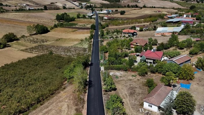 Söğütlü’nün Kırsalında Yollar Daha Konforlu ve Güvenli