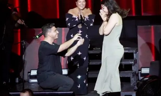 Sibel Can Konserinde Sahneye Duygusal Evlenme Teklifi Sibel Can Konserinde Sahneye Duygusal Evlenme Teklifi