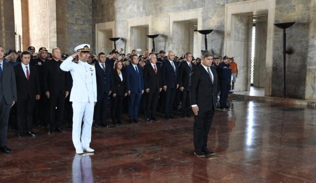 Balıkesir İtfaiyesi’nden Anıtkabir’e Saygı Ziyareti Balıkesir İtfaiyesi’nden Anıtkabir’e Saygı Ziyareti