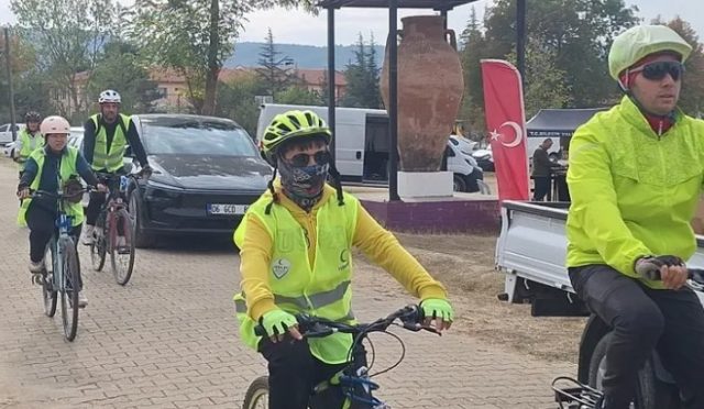 Bilecik’te Bisikletçiler Kınık Köyü’ne Ulaştı Bilecik’te Bisikletçiler Kınık Köyü’ne Ulaştı