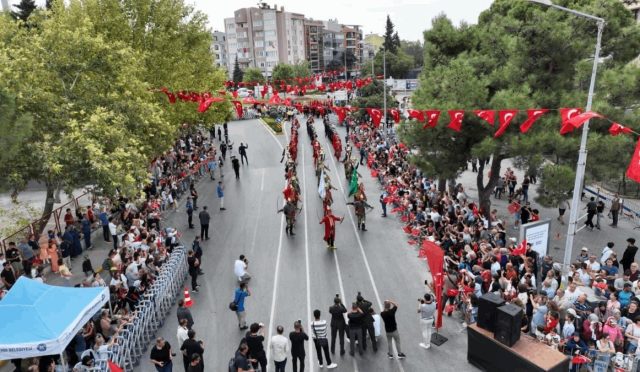 Balıkesir’de Kurtuluş Kutlamaları Renkli Görüntülere Sahne Oldu Balıkesir’de Kurtuluş Kutlamaları Renkli Görüntülere Sahne Oldu