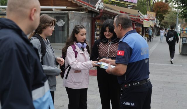 Başkan Arı, Öğrencilere Sürpriz Kalem Dağıttı Başkan Arı, Öğrencilere Sürpriz Kalem Dağıttı