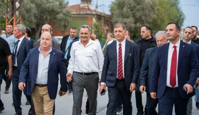 Başkan Tugay, İzmir Işıkkent Ayakkabıcılarını Ziyaret Etti Başkan Tugay, İzmir Işıkkent Ayakkabıcılarını Ziyaret Etti